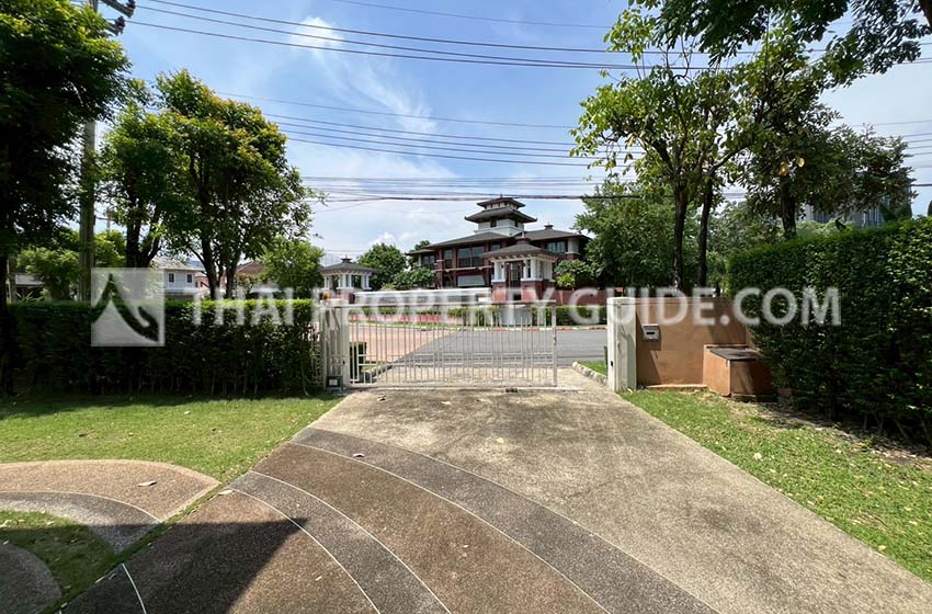 House with Shared Pool in Bangnatrad 